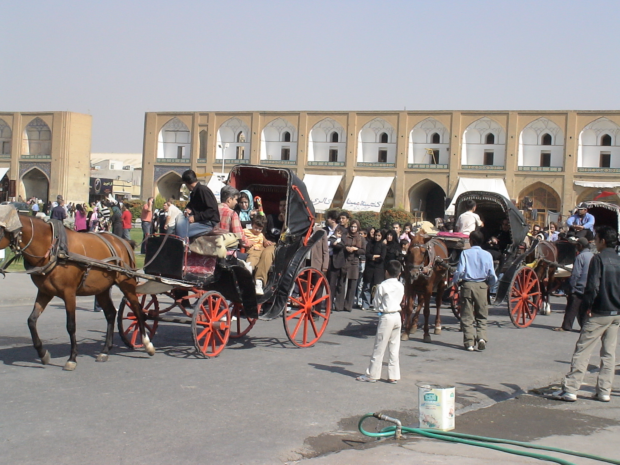 Anstehen fuer eine Kutschenfahrt um den Shah-Platz in Isfahan