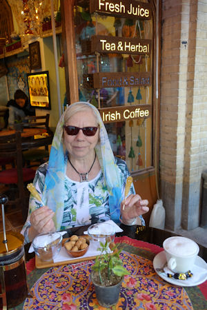 Teepause im Café von vermutlich Armeniern