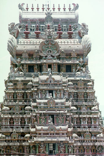 Bemalter Gopuram im Minakshi-Tempel in Madurai